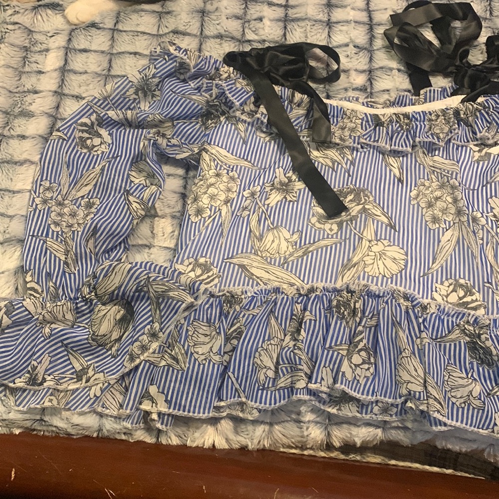 Off the shoulder, tied top, worn once